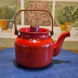 vintageenamelwareteapot. Smallorangemid-century tea kettle. (#TK-3)wooden Handlw